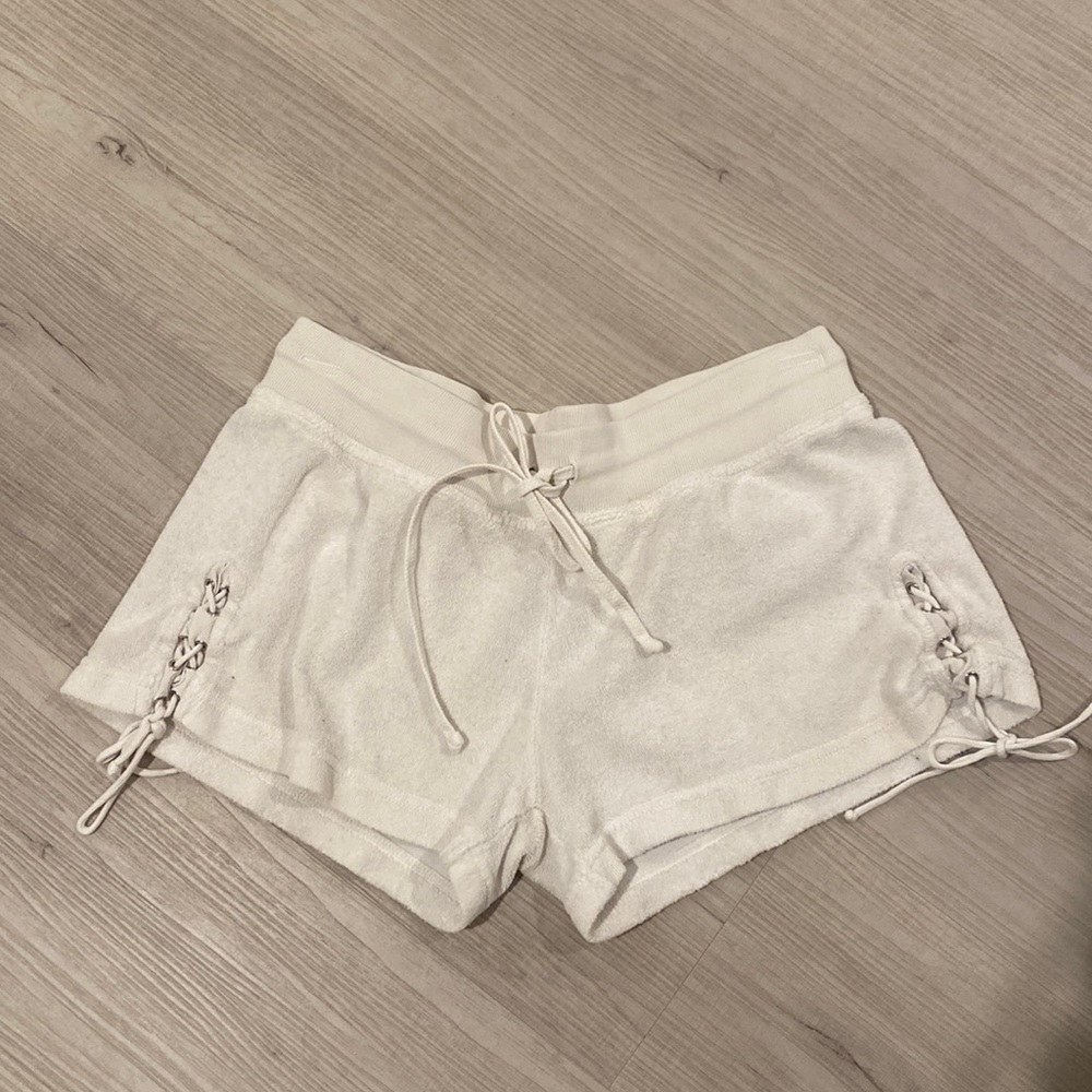 Hard Tail play shorts in white size juniors large